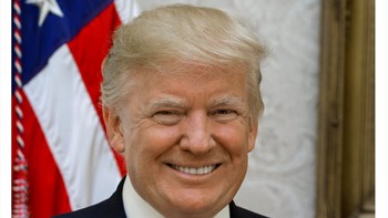 Nah lho, ada yang pilih Donald Trump sebagai sosok berambut putih. Foto: (Twitter)