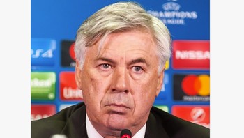 Pelatih Real Madrid, Carlo Ancelotti juga berambut putih lho. Foto: (Twitter)