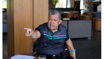 Politisi Fahri Hamzah memajang foto sendiri yang sudah berambut putih. Foto: (Twitter)