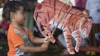 Samsudin mengajak anak-anak korban gempa bercerita dengan menggunakan wayang berkarakter hewan.
