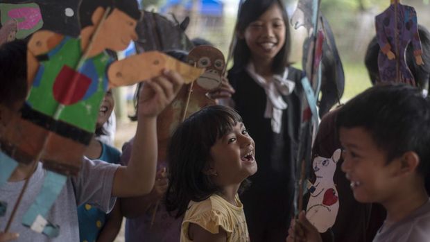 Sejumlah anak korban gempa bercerita dengan menggunakan wayang berkarakter hewan bersama Pendongeng keliling satwa langka Indonesia, Samsudin di Posko Pengungsian Sarampad, Kabupaten Cianjur, Jawa Barat, Sabtu (26/11/2022). Mendongeng tentang satwa dengan melibatkan anak-anak tersebut untuk menghibur serta meringankan trauma korban terdampak bencana gempa bumi di Kabupaten Cianjur. ANTARA FOTO/Wahyu Putro A/hp.