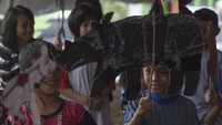 Pria 51 tahun itu menghantarkan keceriaan lewat dongeng-dongeng yang disajikannya kepada anak-anak korban gempa.