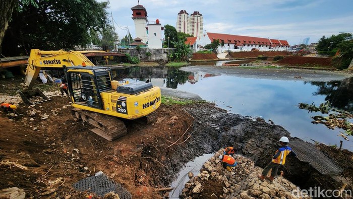 Menengok Progres Proyek Sodetan Museum Bahari Jakarta Pekerja menyelesaikan proyek Sodetan Museum Bahari di Jakarta Utara, Jumat (25/11/2022).