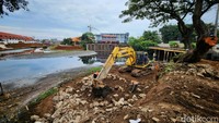 Soderan ini bekerja dengan cara membendung air di pintu air pasar ikan yang menyebabkan permukaan air naik sehingga pompa pasar ikan berfungsi lebih optimal.
