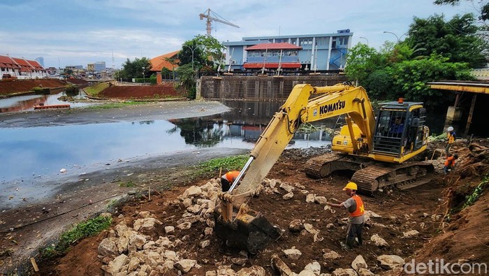 Pekerja menyelesaikan proyek Sodetan Museum Bahari di Jakarta Utara, Jumat (25/11/2022).