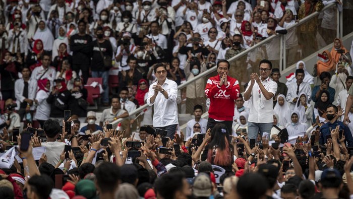 Presiden Joko Widodo menyapa relawan saat menghadiri acara Gerakan Nusantara Bersatu: Satu Komando Untuk Indonesia di Stadion Utama Gelora Bung Karno, Jakarta, Sabtu (26/11/2022). Gerakan Nusantara Bersatu dari berbagai elemen relawan Jokowi itu untuk menyelaraskan persepsi barisan satu komando di bawah arahan Presiden Joko Widodo. ANTARA FOTO/Aprillio Akbar/nym.