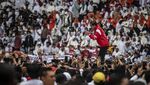 Momen Jokowi Sapa Ribuan Penggemar di Acara Nusantara Bersatu