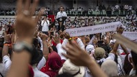 Dilansir detikNews, Jokowi mengenakan kemeja putih lengan panjang, senada dengan para relawan di GBK. 