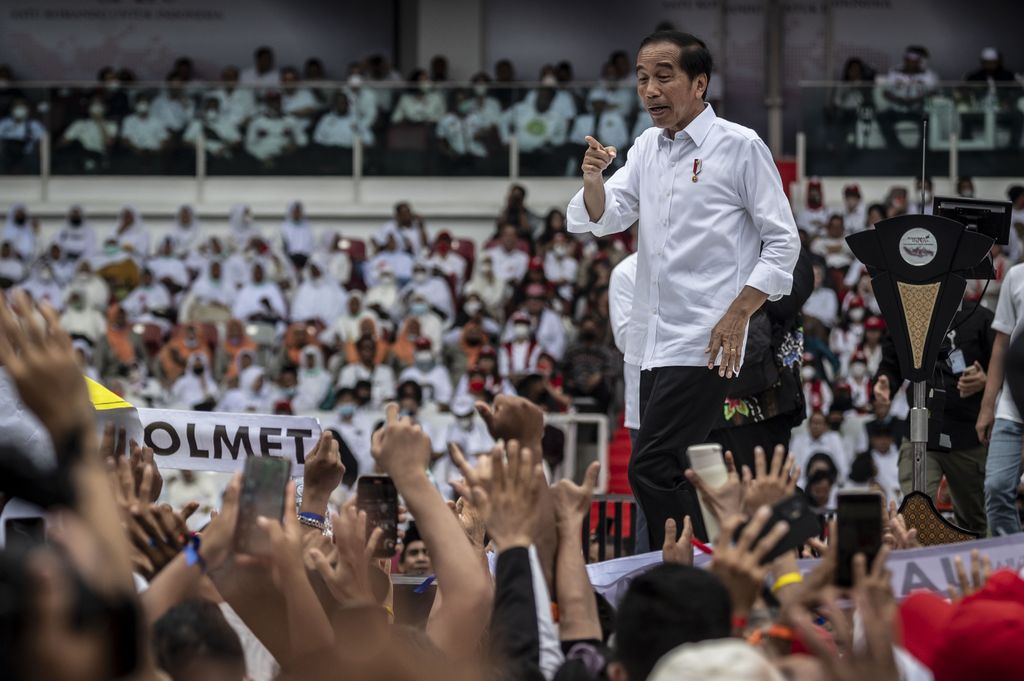 Presiden Joko Widodo menyapa relawan saat menghadiri acara Gerakan Nusantara Bersatu: Satu Komando Untuk Indonesia di Stadion Utama Gelora Bung Karno, Jakarta, Sabtu (26/11/2022). Gerakan Nusantara Bersatu dari berbagai elemen relawan Jokowi itu untuk menyelaraskan persepsi barisan satu komando di bawah arahan Presiden Joko Widodo. ANTARA FOTO/Aprillio Akbar/nym.