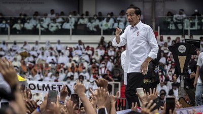 Momen Jokowi Sapa Ribuan Penggemar di Acara Nusantara Bersatu