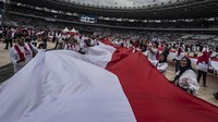 Presiden Joko Widodo (Jokowi) menemui ratusan ribu relawan yang tergabung dalam Gerakan Nusantara Bersatu di Gelora Bung Karno, Jakarta Pusat, Sabtu (26/11/2022). Tiba di GBK pukul 08.20 WIB, Jokowi disambut riuh tepuk tangan dan bentangan bendera merah putih raksasa di tengah lapangan.