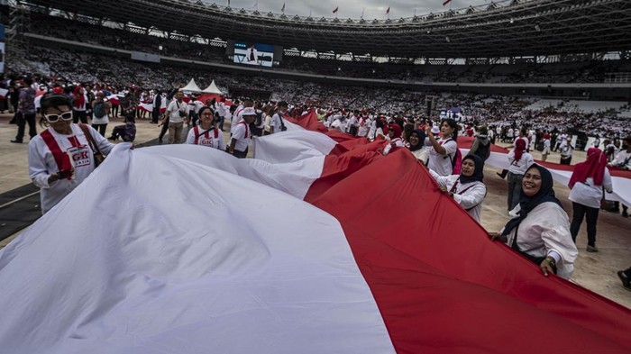 Momen Jokowi Sambut Ribuan Penggemar di Acara Nusantara Bersatu Presiden Joko Widodo menyapa relawan saat menghadiri acara Gerakan Nusantara Bersatu: Satu Komando Untuk Indonesia di Stadion Utama Gelora Bung Karno, Jakarta, Sabtu (26/11/2022). Gerakan Nusantara Bersatu dari berbagai elemen relawan Jokowi itu untuk menyelaraskan persepsi barisan satu komando di bawah arahan Presiden Joko Widodo. ANTARA FOTO/Aprillio Akbar/nym.