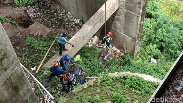 Motor jatuh ke dari jembatan suhat