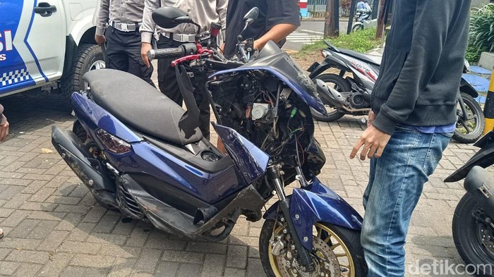 Motor jatuh ke dari jembatan suhat