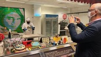 Akan ada seorang chocolatier yang melakukan demo pada pengunjung. Melalui kaca tembus pandang, chocolatier ini akan memperagakan cara memasak cokelat untuk menghasilkan camilan dengan rasa yang sempurna. Foto: Instagram/chocolate_museum_kd