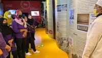 Di sini para pengunjung aka diberikan edukasi mengenai sejarah hingga proses pembuatan cokelat. Sebelum masuk lebih dalam, rombongan pengunjung akan diajak napak tilas sejarah cokelat yang populer hingga sekarang. Foto: Instagram/chocolate_museum_kd