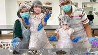 Kegiatan membuat cokelat ini juga seringkali dipilih oleh pengunjung yang datang bersama keluarga sebagai fasilitas tambahan di sini. Kehangatan keluarga akan semakin erat dengan membuat cokelat dan bersenang-senang bersama. Foto: Instagram/chocolate_museum_kd