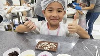 Tak perlu khawatir, proses pembuatan cokelat di sini dipastikan aman untuk anak-anak. Berbagai cokelat warna-warni sudah disiapkan khusus untuk anak-anak pengunjung yang ingin ikut berkreasi. Foto: Instagram/chocolate_museum_kd