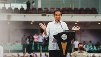 Selain itu, Jokowi meminta relawan untuk hati-hati memilih pemimpin yang berwajah cling. Jika pemimpin tak ada kerutan di wajah, Jokowi meminta relawan hati-hati.