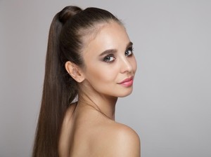 Tren Y2K Booming Lagi, Yuk Padukan dengan 5 Model Rambut Ini!