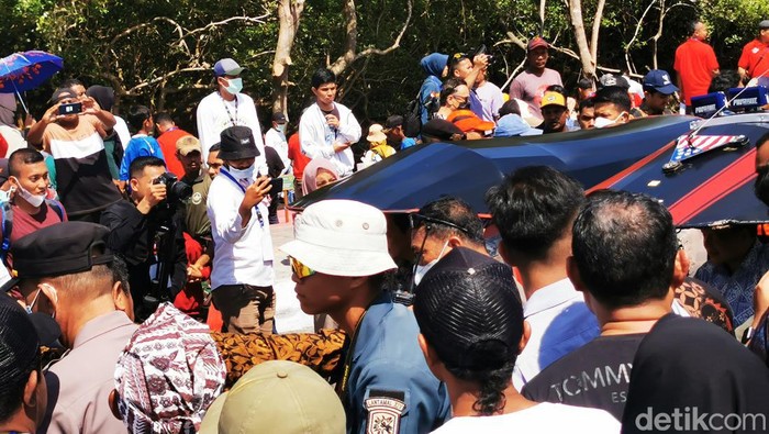 Sejumlah menteri mendatangi puncak acara Sail Tidore di Pantai Tugulufa, Tidore, Maluku Utara. Di bawah panas terik matahari, para menteri menunggai bentor khas Tidore.