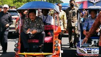 Semua menteri tampak menunggangi bentor; becak motor roda tiga di tengah panas terik matahari di Tidore. 