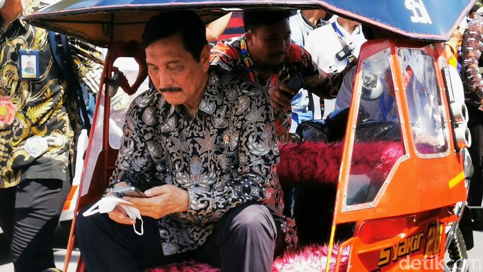 Panas-panasan, Luhut-Zulhas Naik Bentor di Tidore Sejumlah menteri mendatangi puncak acara Sail Tidore di Pantai Tugulufa, Tidore, Maluku Utara. Di bawah panas terik matahari, para menteri menunggai bentor khas Tidore.