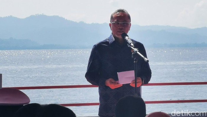 Panas-panasan, Luhut-Zulhas Naik Bentor di Tidore Sejumlah menteri mendatangi puncak acara Sail Tidore di Pantai Tugulufa, Tidore, Maluku Utara. Di bawah panas terik matahari, para menteri menunggai bentor khas Tidore.