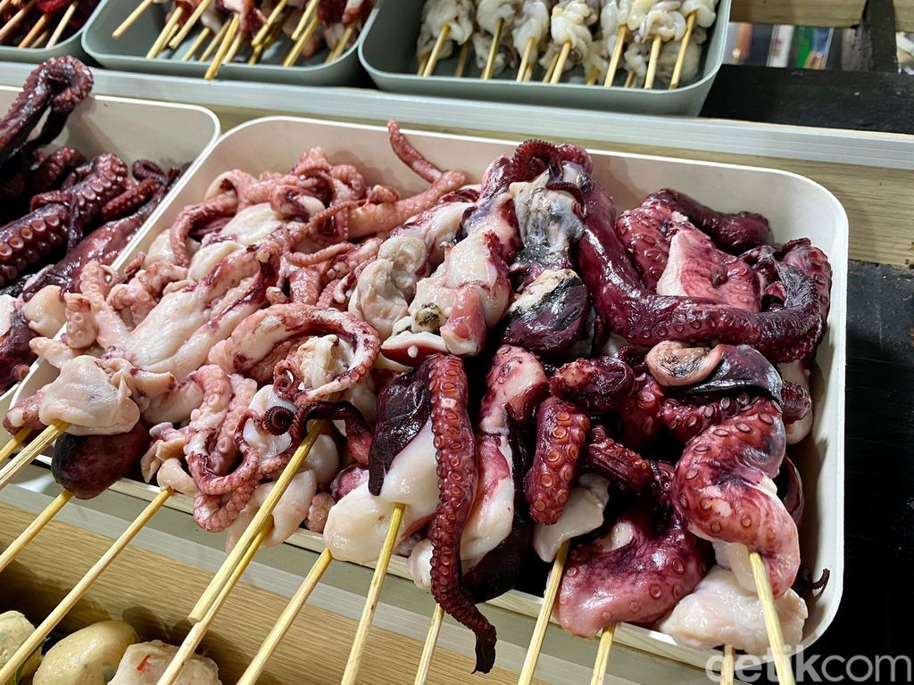 Pasar Laron Kota Batu Surga Kuliner, Bisa Jajan Waffle hingga Gurita Bakar!