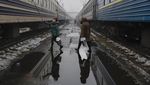 Pegawai Jaringan Kereta di Ukraina Tetap Bekerja di Tengah Perang