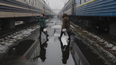 Pegawai Jaringan Kereta di Ukraina Tetap Bekerja di Tengah Perang