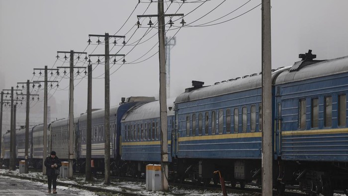 KYIV, UKRAINE - NOVEMBER 25: Workers maintain trains at Kyiv Rail depot on November 25, 2022 in Kyiv, Ukraine. The countrys national rail system, Ukrzaliznytsia, has helped it withstand Russias invasion and become a symbol of normalcy amid war. When Ukrainian forces recently reclaimed the regional capital of Kherson, it had victory trains heading from Kyiv in a matter of days. (Photo by Jeff J Mitchell/Getty Images)