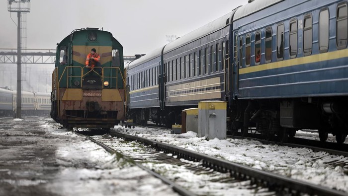 Pegawai Jaringan Kereta di Ukraina Tetap Bekerja di Tengah Perang KYIV, UKRAINE - NOVEMBER 25: Workers maintain trains at Kyiv Rail depot on November 25, 2022 in Kyiv, Ukraine. The country's national rail system, Ukrzaliznytsia, has helped it withstand Russia's invasion and become a symbol of normalcy amid war. When Ukrainian forces recently reclaimed the regional capital of Kherson, it had