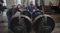 Para pegawai tetap merawat kereta-kerata yang terhindar dari serangan Rusia.