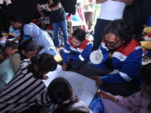 Pekerja Pertamina Bantu Hilangkan Trauma Anak Korban Gempa Cianjur