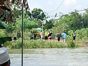 Pemakaman Warga Bojonegoro Lancar Meski Harus Memutar 7 Km Terobos Banjir