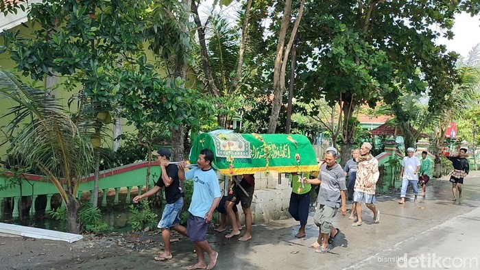Pemakaman di tengah banjir luapan Sungai Pacal Bojonegoro