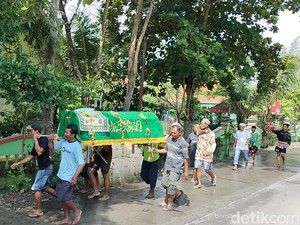 Perjuangan Warga Bojonegoro Makamkan Jenazah di Tengah Banjir Sungai Pacal