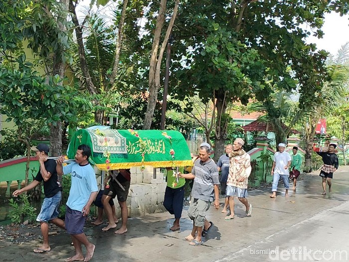 Pemakaman di tengah banjir luapan Sungai Pacal Bojonegoro