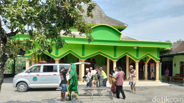 Pemakaman di tengah banjir luapan Sungai Pacal Bojonegoro