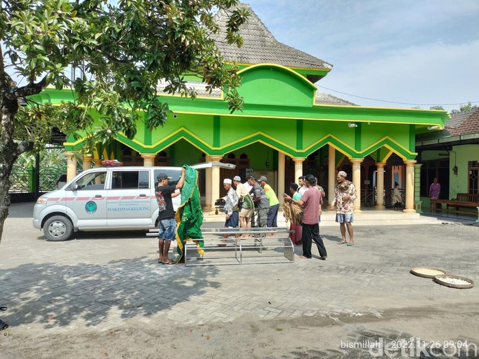 Pemakaman di tengah banjir luapan Sungai Pacal Bojonegoro