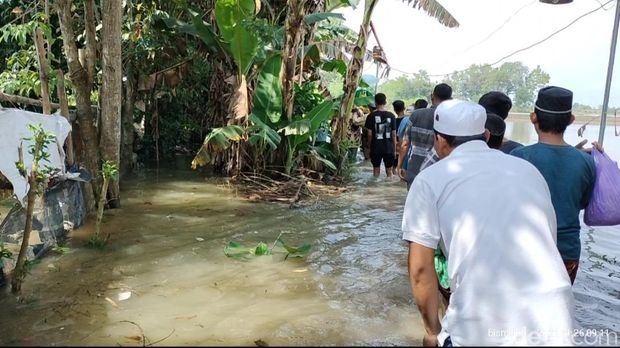 Pemakaman di tengah banjir luapan Sungai Pacal Bojonegoro