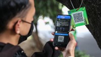 Barcode ini dipasang untuk mengedukasi warga dengan informasi berupa nama pohon, nama ilmiah, umur maksimal, tinggi, lokasi, daya serap CO2 dan kode pohon untuk pendataan. 