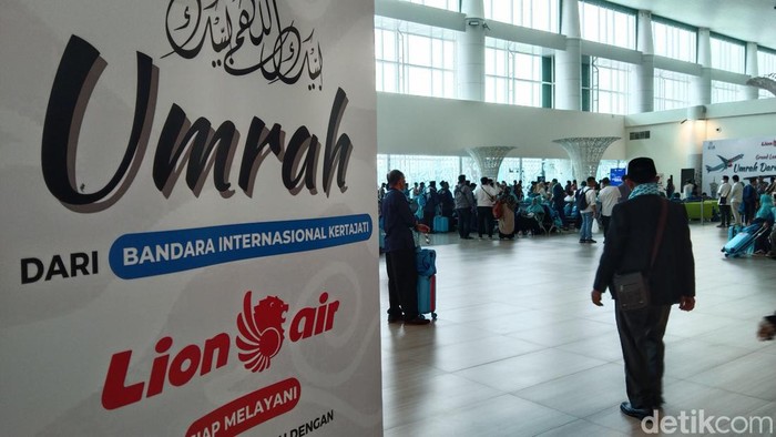 Penerbangan jemaah umrah di Bandara Internasional Jawa Barat (BIJB), Majalengka.
