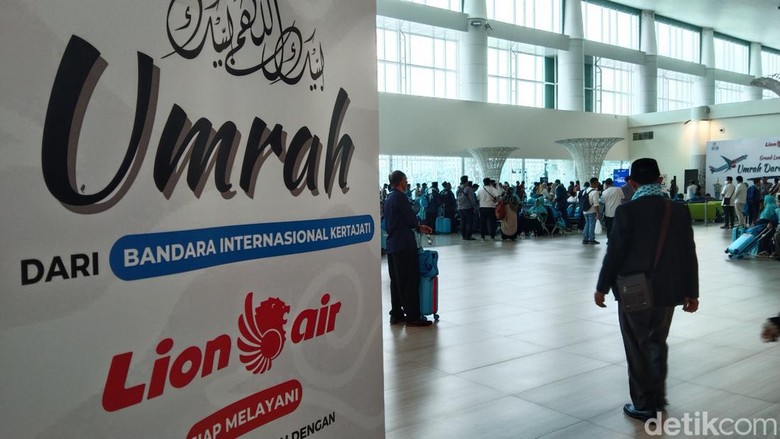 Penerbangan jemaah umrah di Bandara Internasional Jawa Barat (BIJB), Majalengka. Penerbangan jemaah umrah di Bandara Internasional Jawa Barat (BIJB), Majalengka.