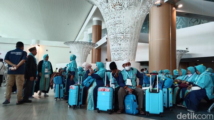 Penerbangan jemaah umrah di Bandara Internasional Jawa Barat (BIJB), Majalengka.