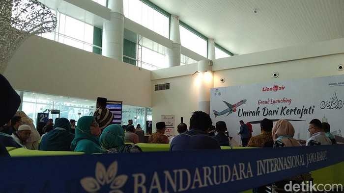 Penerbangan jemaah umrah di Bandara Internasional Jawa Barat (BIJB), Majalengka.