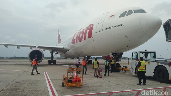 Penerbangan jemaah umrah di Bandara Internasional Jawa Barat (BIJB), Majalengka.