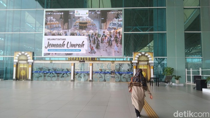 Penerbangan jemaah umrah di Bandara Internasional Jawa Barat (BIJB), Majalengka.