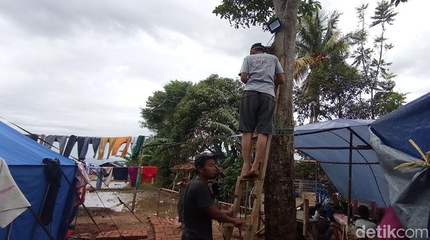 Pengungsian di Kampung Gintung, Cianjur.